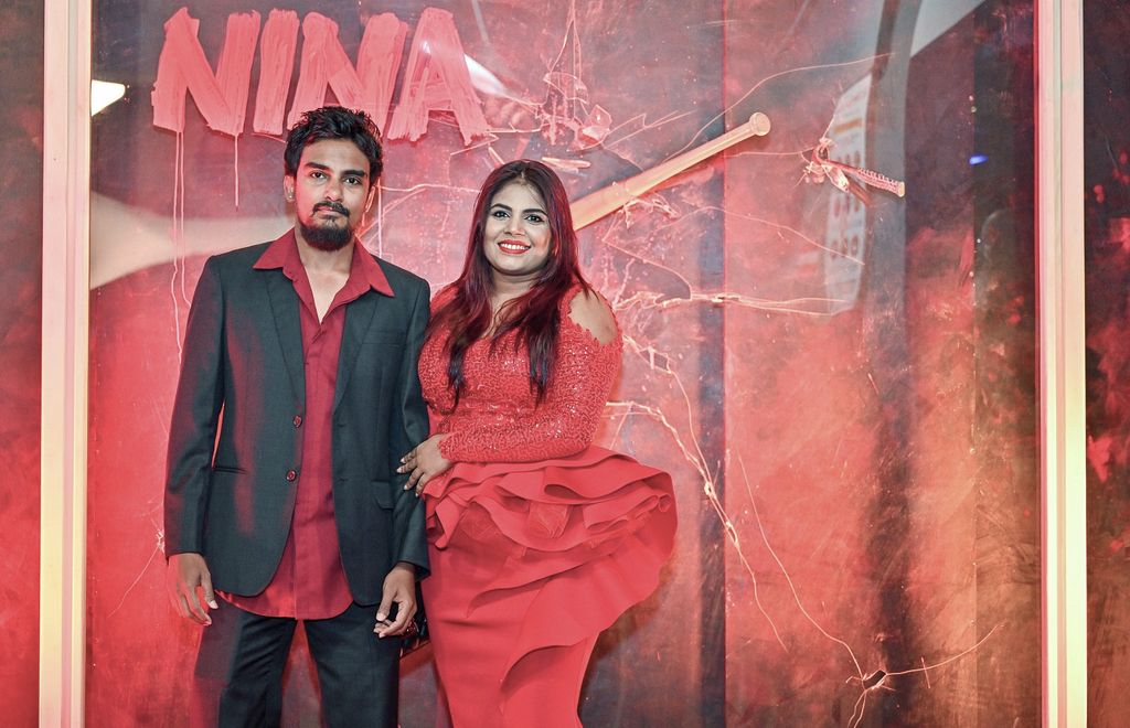 ދިވެހި ފިލްމު "ނީނާ"ގެ ރެޑްކާޕެޓްގައި އެ ފިލްމުގެ ލީޑު ރޯލު ކުޅޭ ތަރި، ނުޒުހަތު ޝުއައިބު (ނުޒޫ) އޭނާގެ ފިރިމީހާއާ އެކު.-- ފޮޓޯ: ފަޔާޒް މޫސާ | މިހާރު