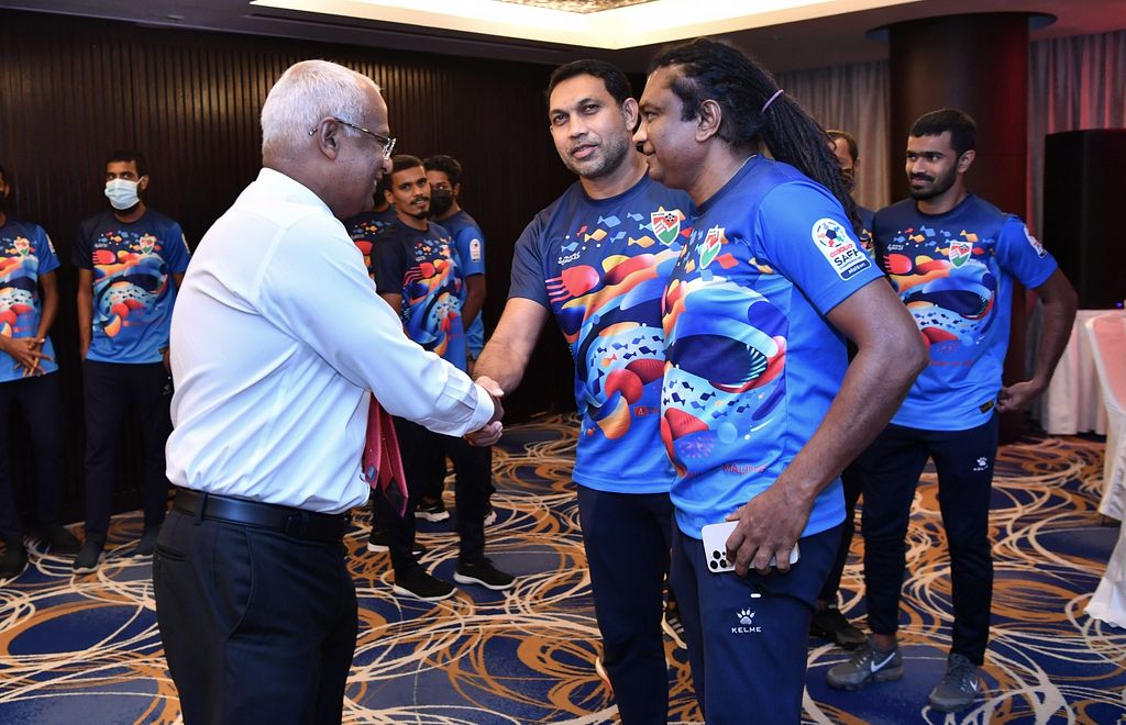 ގައުމީ ފުޓުބޯޅަ ޓީމަށް ރައީސް ހިތްވަރު ދެއްވުން