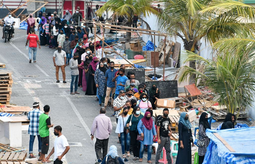 ކޮވިޑް ސާމްޕަލް ނަގަން އަނެއްކާވެސް ދިގު ކިއޫތަކެއް