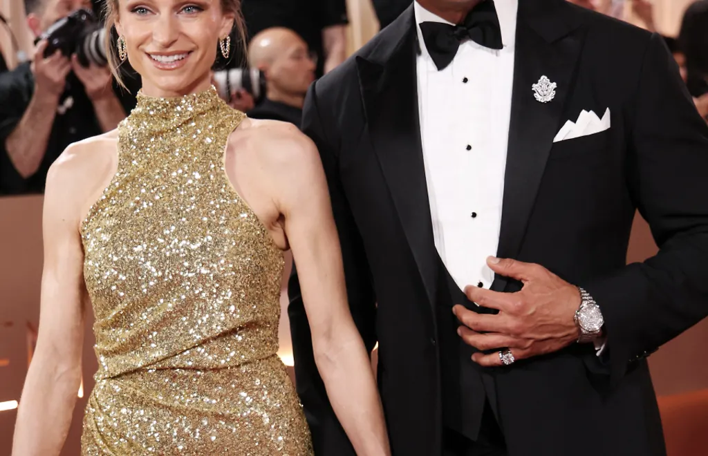 ގޯލްޑެން ގްލޯބްސް 2026: ގޯލްޑެން ގްލޯބްސް އެވޯޑުގެ ރެޑްކާޕެޓުގައި އެމެރިކާގެ އެކްޓަރު އެކްޓަރު ޑުވޭން ޖޯންސަން އާއި އޭނާގެ އަންހެނުން ލޯރެން ހާޝިއަން.-- ފޮޓޯ: އޭއެފްޕީ