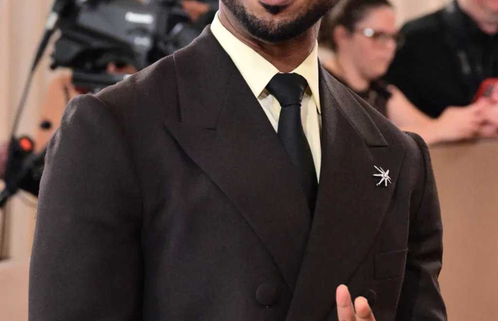 ގޯލްޑެން ގްލޯބްސް 2026: ގޯލްޑެން ގްލޯބްސް އެވޯޑުގެ ރެޑްކާޕެޓުގައި އެމެރިކާގެ އެކްޓަރު މައިކަލް ބީ ޖޯޑަން.-- ފޮޓޯ: އޭއެފްޕީ