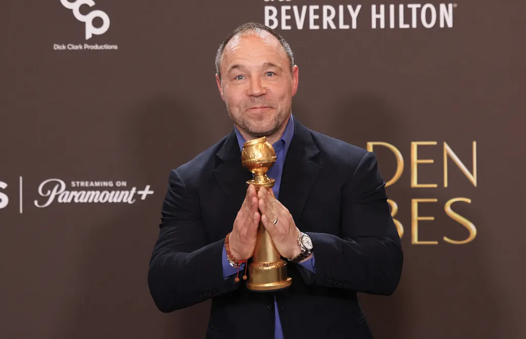 ގޯލްޑެން ގްލޯބްސް 2026: ގޯލްޑެން ގްލޯބްސް އެވޯޑުގެ ރެޑްކާޕެޓުގައި އިނގިރޭސި އެކްޓަރު ސްޓީވެން ގްރަހަމް.-- ފޮޓޯ: އޭއެފްޕީ