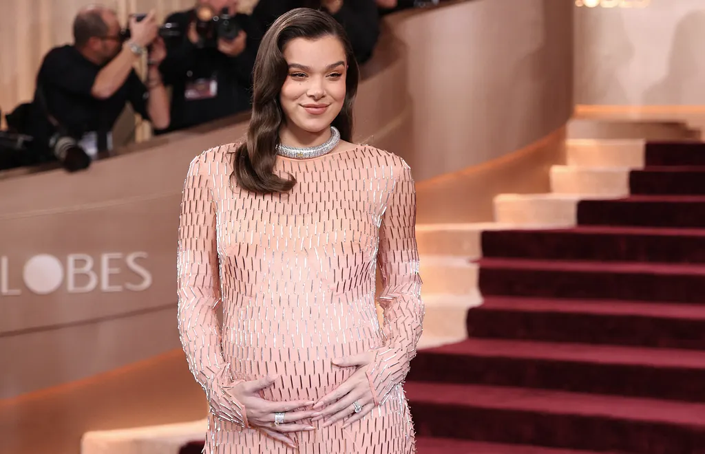 ގޯލްޑެން ގްލޯބްސް 2026: ގޯލްޑެން ގްލޯބްސް އެވޯޑުގެ ރެޑްކާޕެޓުގައި އެމެރިކާގެ އެކްޓްރެސް ހެއިލީ ސްޓެއިންފީލްޑް.-- ފޮޓޯ: އޭއެފްޕީ