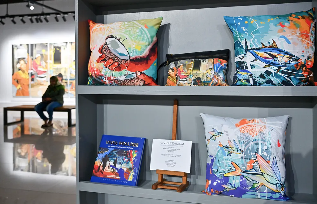 ވިވިޑް ރިއަލިޒަމް - ބައި ހުސައިން