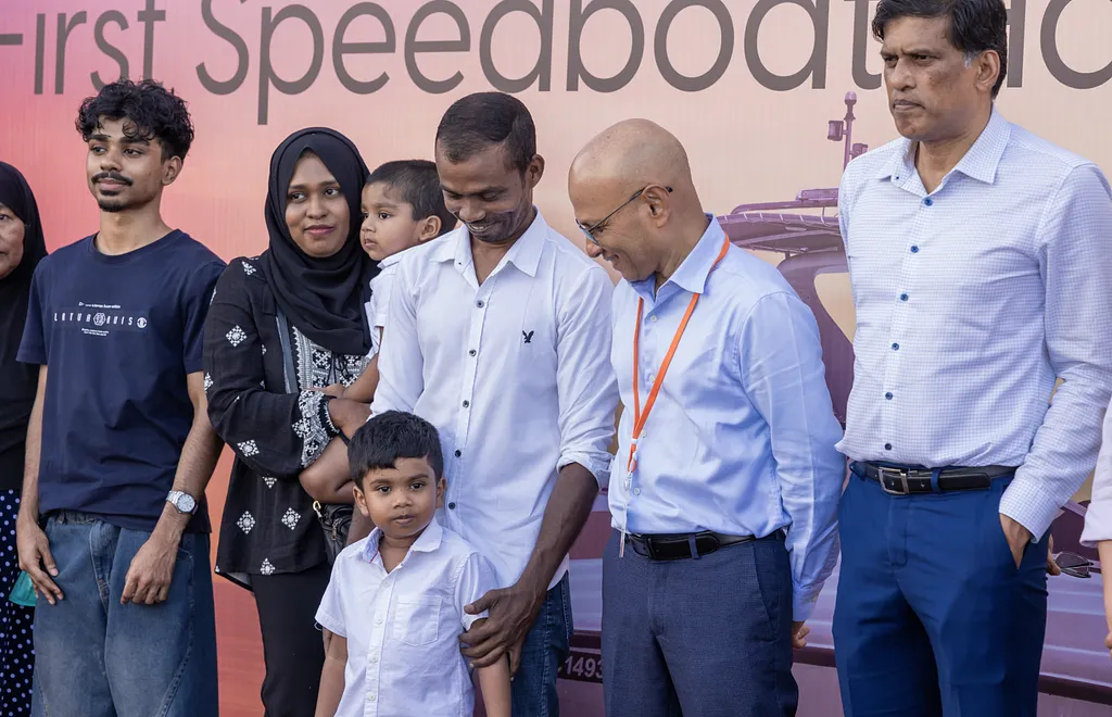 ދިރާގު ޕްރޮމޯޝަންގެ ނަސީބުވެރިޔާއަށް ލޯންޗް ހަވާލުކުރުން