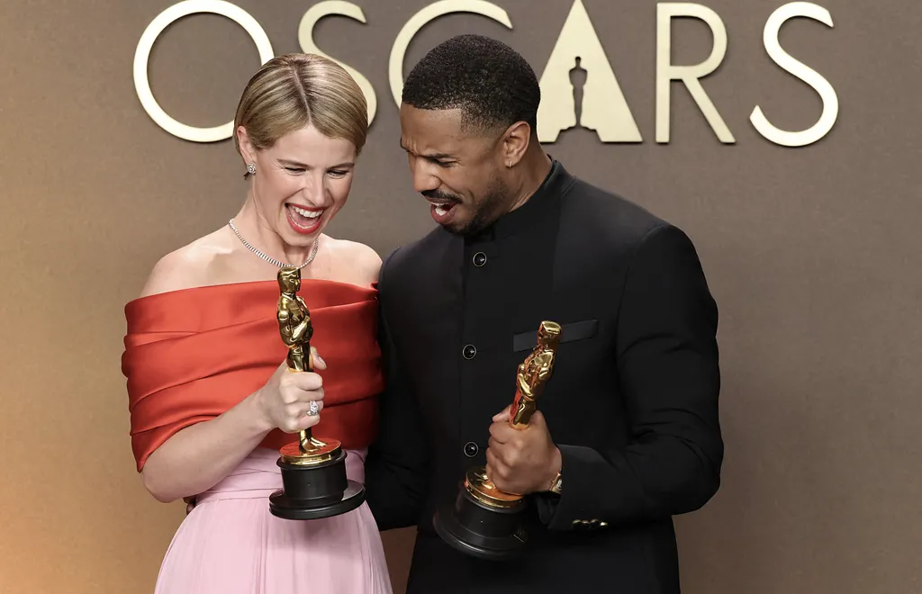 އޮސްކާ އެވޯޑް 2026: މި އަހަރު އެންމެ މޮޅު އެކްޓަރުގެ އެވޯޑް ހޯދި މައިކަލް ބީ. ޖޯޑަން އާއި އެންމެ މޮޅު އެކްޓްރެސްގެ އެވޯޑް ހޯދި ޖެސީ ބަކްލީ.-- ފޮޓޯ: އޭއެފްޕީ