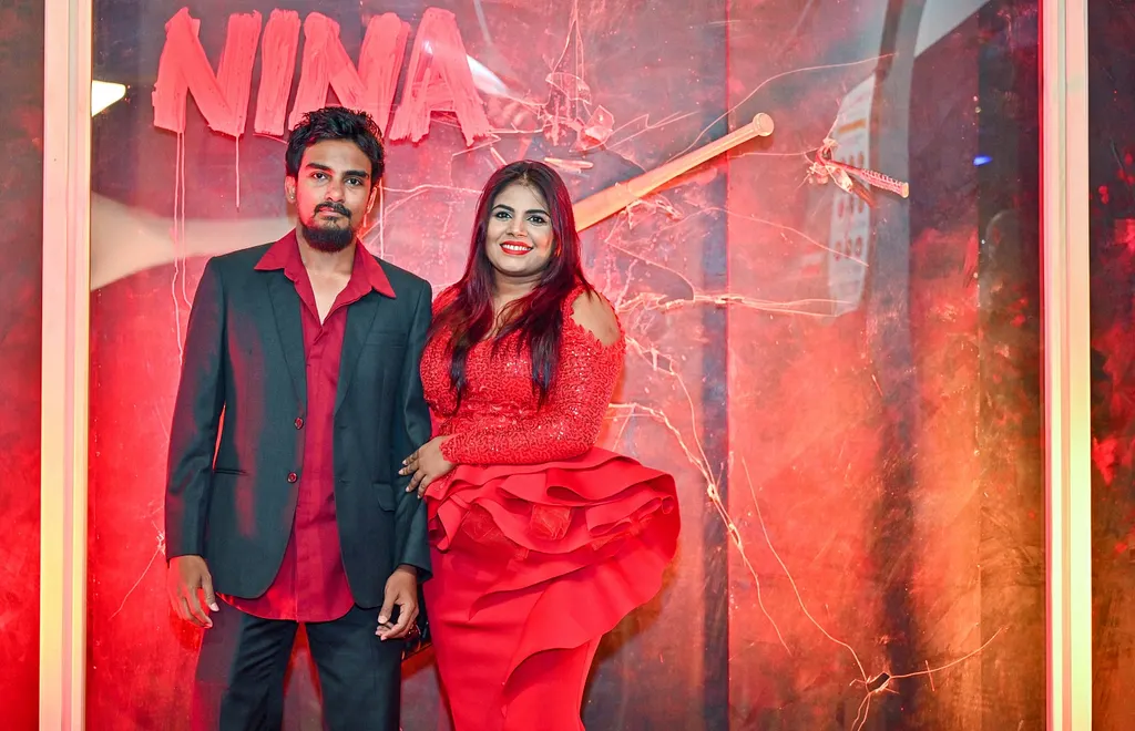 ދިވެހި ފިލްމު "ނީނާ"ގެ ރެޑްކާޕެޓްގައި އެ ފިލްމުގެ ލީޑު ރޯލު ކުޅޭ ތަރި، ނުޒުހަތު ޝުއައިބު (ނުޒޫ) އޭނާގެ ފިރިމީހާއާ އެކު.-- ފޮޓޯ: ފަޔާޒް މޫސާ | މިހާރު