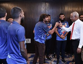 ގައުމީ ފުޓުބޯޅަ ޓީމަށް ރައީސް ހިތްވަރު ދެއްވުން