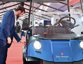 ލެމްބޯގިނީ ގޮލްފް ކާޓް ރާއްޖެއަށް ތައާރަފްކުރުން