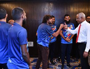 ގައުމީ ފުޓުބޯޅަ ޓީމަށް ރައީސް ހިތްވަރު ދެއްވުން