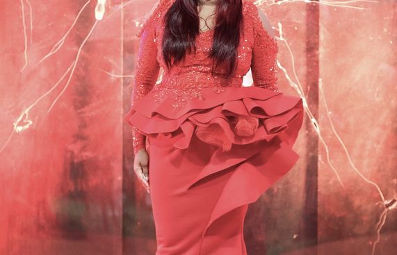 ދިވެހި ފިލްމު "ނީނާ"ގެ ރެޑްކާޕެޓްގައި އެ ފިލްމުގެ ލީޑު ރޯލު ކުޅޭ ތަރި، ނުޒުހަތު ޝުއައިބު (ނުޒޫ).-- ފޮޓޯ: ފަޔާޒް މޫސާ | މިހާރު