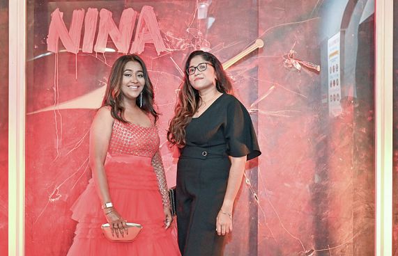 ދިވެހި ފިލްމު "ނީނާ"ގެ ރެޑްކާޕެޓްގައި އެކްޓްރެސް ނަތާޝާ ޖަލީލް (ވ) އާއި އިތުރު މީހަކު ބައިވެރިވަނީ.-- ފޮޓޯ: ފަޔާޒު މޫސާ | މިހާރު