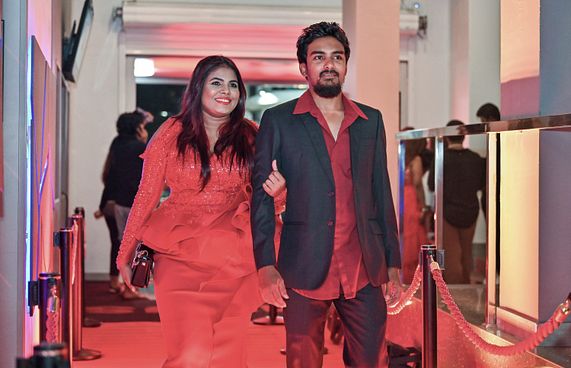 ދިވެހި ފިލްމު "ނީނާ"ގެ ރެޑްކާޕެޓްގައި އެ ފިލްމުގެ ލީޑު ރޯލު ކުޅޭ ތަރި، ނުޒުހަތު ޝުއައިބު (ނުޒޫ) އޭނާގެ ފިރިމީހާއާ އެކު.-- ފޮޓޯ: ފަޔާޒް މޫސާ | މިހާރު