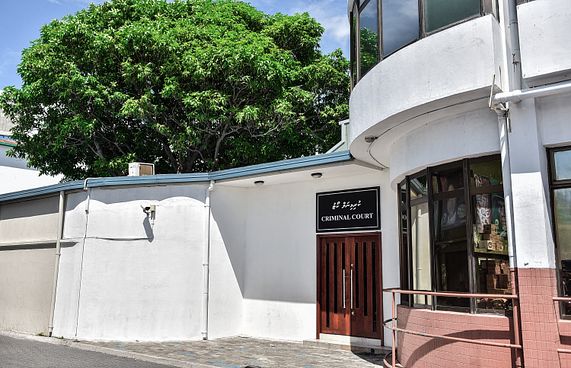 ފެލިވަރުގެ ކުރީގެ ޗެއާމަންގެ މައްޗަށް ކުށް ސާބިތެއްނުވި