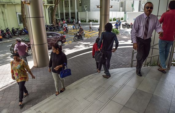 ޑިޕްލޮމާ ނެތް އިސް މުވައްޒަފުންގެ ވަޒީފާ ގެއްލޭނެ