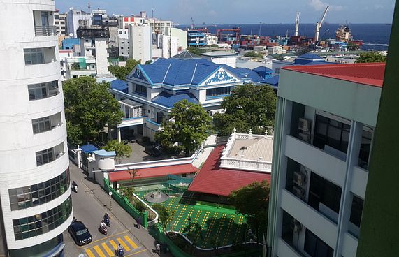 އަރީފް ރިޓަޔާކޮށް، ކޯޓް ހިންގުން އަޒްމިރަލްދާ އަށް