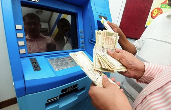 އިންޑިއާގައި އޭޓީއެމުން ފައިސާ ނެގުން  ބޮޑު ވޭނަކަށް