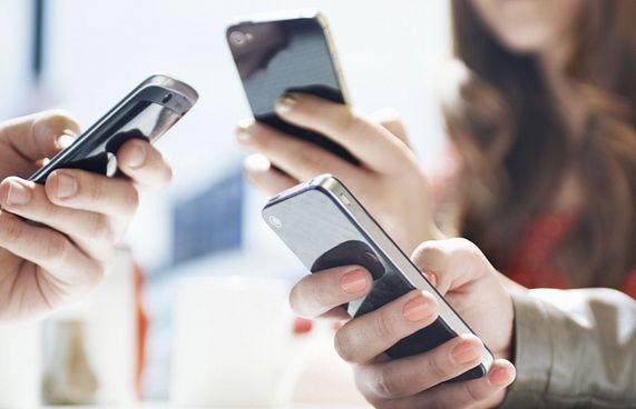 އިންގްލެންޑުގައި ދަރިވަރުން ފޯނު ބޭނުންކުރިޔަ ނުދޭން އެދެފި