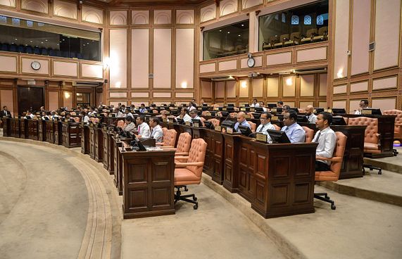 ރޮޒެއިނާއަށް ވަގަށް ގޮވުމުން މަޖިލިސް ހުއްޓުމަކަށް