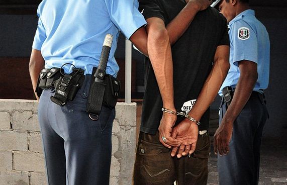 ޑޮލަރުތަކަކާ އެކު ފުރަން ދިޔަ މީހަކު ހިފަހައްޓައިފި