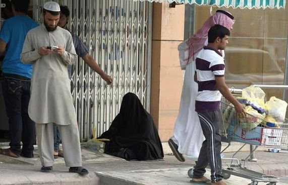 ސައޫދީގައި ސަލާންޖަހާނަމަ ޖަލަށް ލައި ޖޫރިމަނާ ކުރަނީ