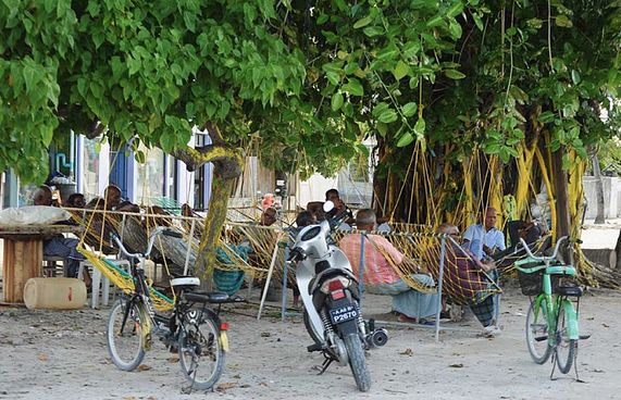 އޭދަފުށީން ފަގީރަކަށް 7000 އަށް ވުރެ ގިނަ ރުފިޔާ