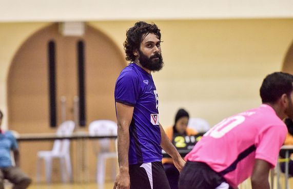 އައްކަޅޭ ބާކީކުރިއިރު ޒުވާން ދެ ކުޅުންތެރިން ޓީމަށް