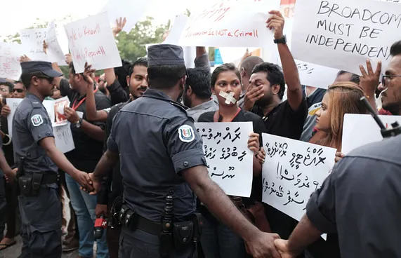 މަޖިލިސް ކުރިމަތީގައި ނޫސްވެރިން މުޒާހަރާކުރަނީ