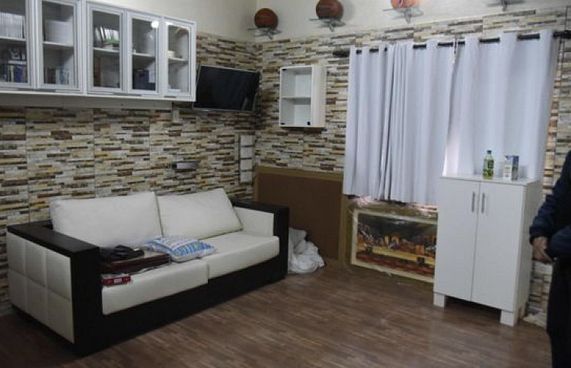 ޕެރެގުއޭގެ ކުށްވެރިޔަކު ގަނޑުވަރެއް ފަދަ ޖަލެއްގައި