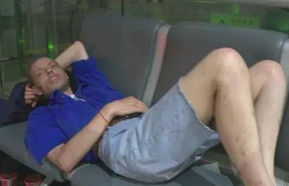 ލޯބިވެރިޔާގެ އިންތިޒާރުގައި އެއާޕޯޓުގައި 10 ދުވަސް ހޭދަކޮށްފި