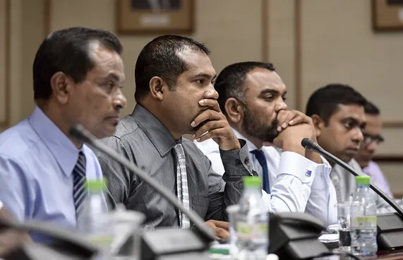 "ފިލްމު ހެދުން ހުއްޓާލާށޭ ލިޔޭ. އޭރުން ހުއްޓާލާނަން"