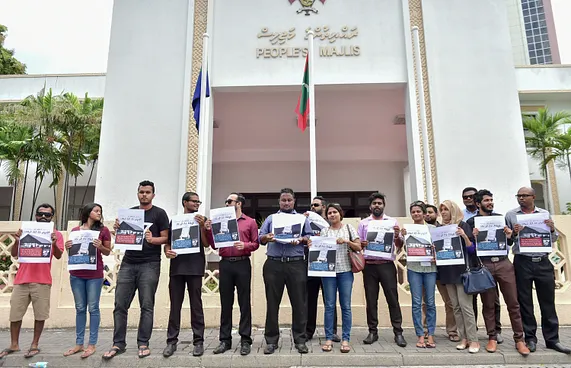 އެޑިޓަރުންގެ ޝަރުތުު ލުއިކޮށް، ގަވާއިދު އިިސްލާހުކޮށްފި