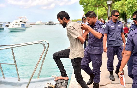 ލޫކަސް ފުލުހަށް ހާޒިރުވާން އަންގައިފި