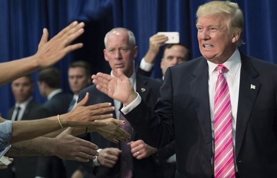 ކްލިންޓަން ފައުންޑޭޝަން ބަންދުކުރަން ޓްރަމްޕް ގޮވާލައިފި