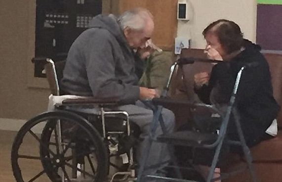 މުސްކުޅި ދެމަފިރިއަކު ވަކިވާން ޖެހުމުގެ ހިތްދަތިކަމުގައި