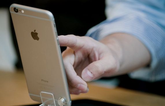 އައިފޯން 7 އިން ސްކްރީންޝޮޓެއް ނަގާނީ ކިހިނެއް؟