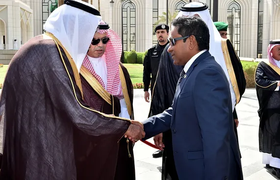 ހަ ފުށް ކީއްކުރަން، ދެ ފުށް ވެސް ނުފެނެ އެވެ!