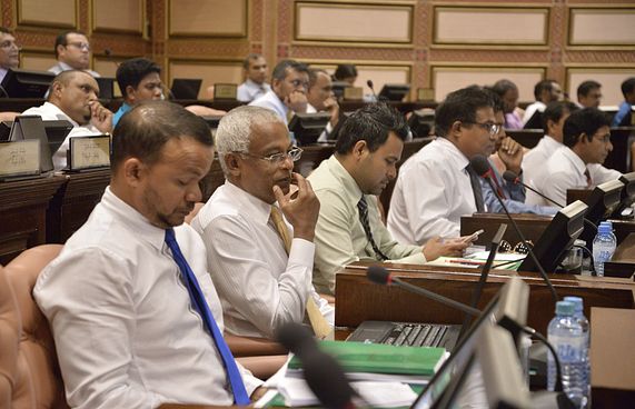 ކޮމަންވެލްތުން ވަކިވުމުން އިދިކޮޅު މެމްބަރުން ރަތަށް!