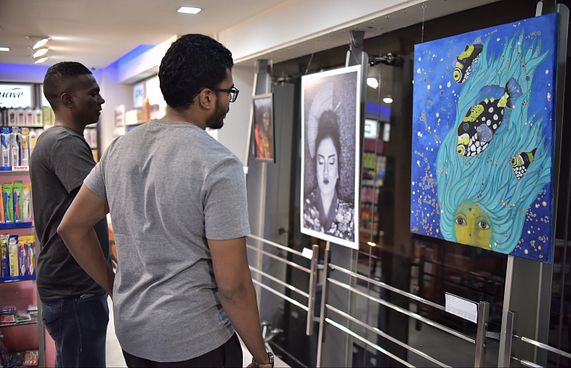 ލެކިއުޓުން ކޮންމެ މަހަކު އާޓް އެގްޒިބިޝަނެއް ބާއްވަނީ