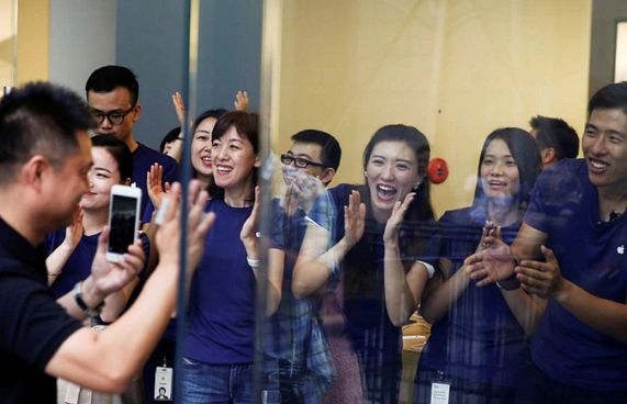 ލޯބިވެރިން ދިން 20 އައިފޯނަށް ގެއެއް ގަންނަނީ