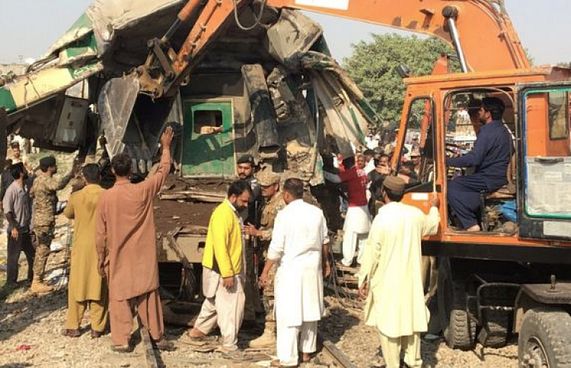 ޕާކިސްތާނުގައި ދެ ރޭލު ޖެހި 17 މީހުން މަރުވެއްޖެ