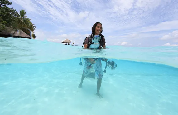 ޑައިވިންކޯސް ޑައިރެކްޓަރަކަށްވެ، ޒޫނާއަށް ބޮޑު ޝަރަފެއް