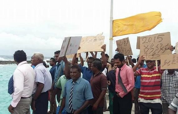 އޮމަދޫގައި ސަރުކާރާ ދެކޮޅަށް މުޒާހަރާކޮށްފި