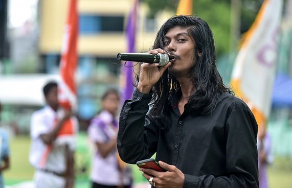 ޝަލަބީ: އިމާމެއް، ޓީޗަރެއް، ސޭލްސް ބޯއީއެއް!