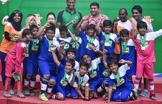 ކިޑްސް ފިއެސްޓާގެ ޗެމްޕިއަންކަން ކަލާފާނާއި ބިލަބޮންގަށް