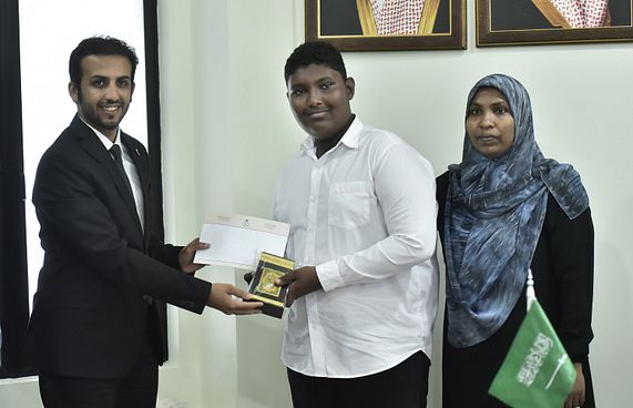 އޯޓިޒަމް ހުރި ނަބީހު އަށް ސައުދީ ސަފީރުގެ ހަދިޔާއެއް