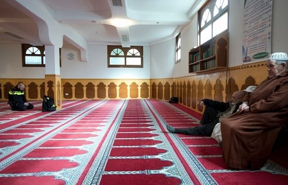 ހޮލެންޑުގެ މިސްކިތްތައް ބަންދުކުރާނެ ކަމުގެ އިންޒާރުދީފި