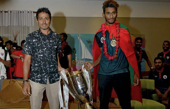 އަރާޝް: ޝަރަފްވެރި ކެޕްޓަންގެ ފަހުރުވެރި ދަރިފުޅު