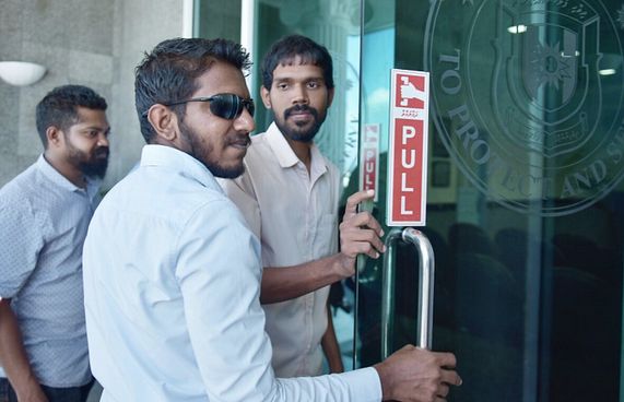 ލޫކަސް ޕޮލިހަށް ހާޒިރުކޮށް ފޯނު ހިފަހައްޓައިފި