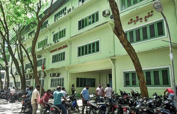 ހުރަވީ ބިލްޑިންގްގެ ޝީޓުން ބައެއް ވެއްޓިއްޖެ